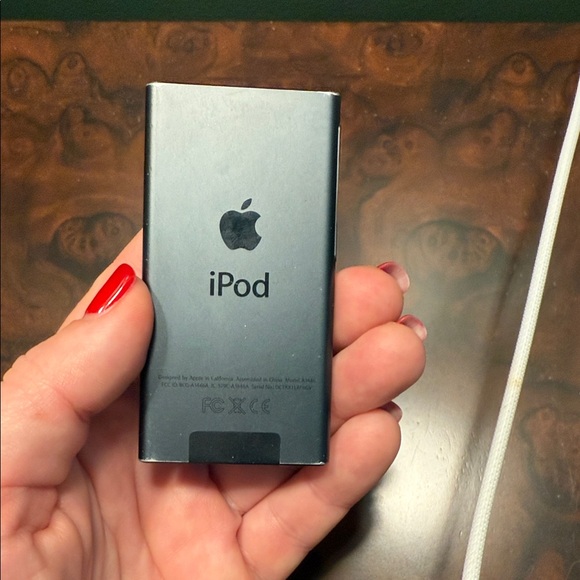 Space Gray iPod Nano 7 Generation - Picture 2 of 10